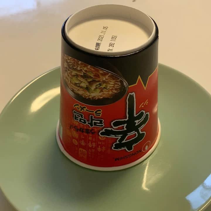 安野勇太のインスタグラム：「#本日の辛ラーメン は、ちょっと気になっててやってみたかった #라면볶음밥 です。面白いな〜とは思ってて実際味はどうなんだろ？と思っていたんですが思いの外美味しくてとても良かったです！🔥簡単だったので是非！」