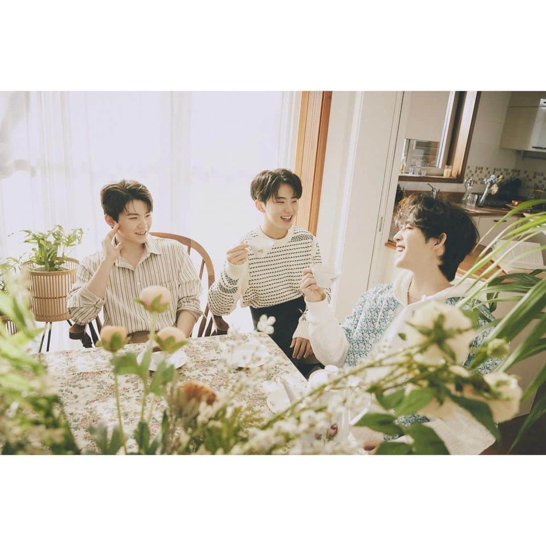 SEVENTEENさんのインスタグラム写真 - (SEVENTEENInstagram)「SEVENTEEN B'SIDE PHOTO 🎞  #Special_Gift 🎁 #SEVENTEEN #세븐틴 #Your_Choice #Ready_to_love #SVT_Ready_to_love」6月29日 15時50分 - saythename_17