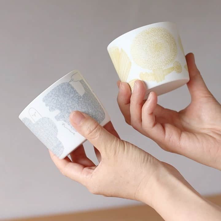 のインスタグラム：「． 「日々を大切に暮らすあなたへ、使うたびに日に日に愛着が湧いてくるようなデザインを」という思いが込められた「DAY BY DAY CUP」。 しっとりとした白磁に、つやのある釉薬で描かれた愛らしい鳥や花たちは銅板転写という下絵付けにより、一つ一つ手作業で行われています。 カップの周りに繊細な模様が美しく表現されていて、どの向きから見ても楽しいカップです。  朝ごはんのお供にコーヒーやジュースを入れたり、おやつを入れてみたり、サラダやヨーグルトを入れても良いですね。 氷のカランとなる音が心地よく、冷たいものを飲む時につい選んでしまいます。  #birdswords #バーズワーズ#birdswordsosakastore #谷町九丁目 #谷町六丁目 #大阪雑貨屋 #暮らしを楽しむ #DAYBYDAYCUP #BIRDS #FLOWERS #鳥 #花 #CUP #カップ #フリーカップ」
