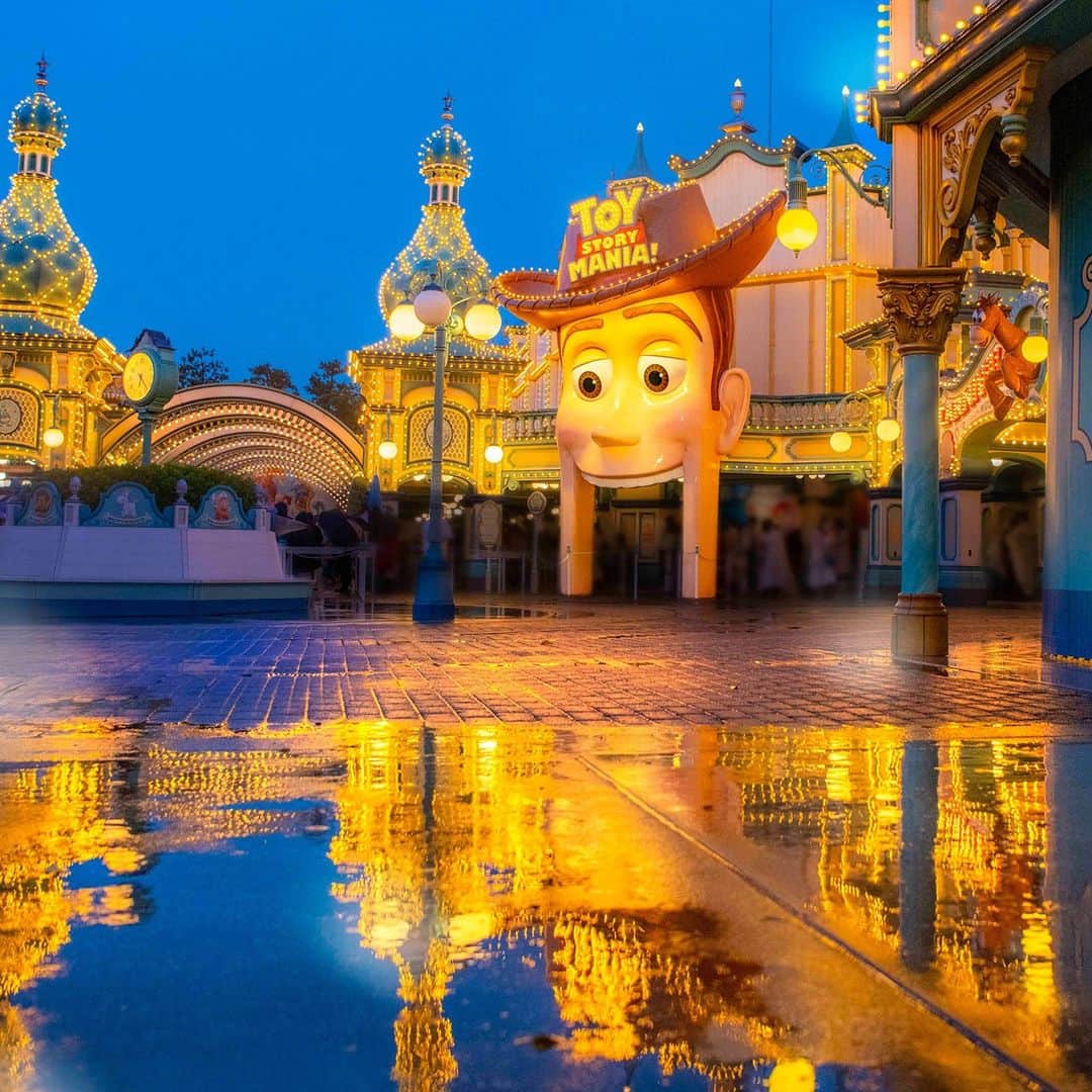 東京ディズニーリゾートさんのインスタグラム写真 - (東京ディズニーリゾートInstagram)「Toy Story on a rainy day. きらめくおもちゃの世界 #toystorymania #toyvilletrolleypark #americanwaterfront #tokyodisneysea #tokyodisneyresort #puddlereflection #watermirror #rainyday #puddle #トイストーリーマニア #トイビルトロリーパーク #アメリカンウォーターフロント #東京ディズニーシー #東京ディズニーリゾート #リフレクション #水面鏡 #雨の日 #水たまり」6月29日 18時00分 - tokyodisneyresort_official