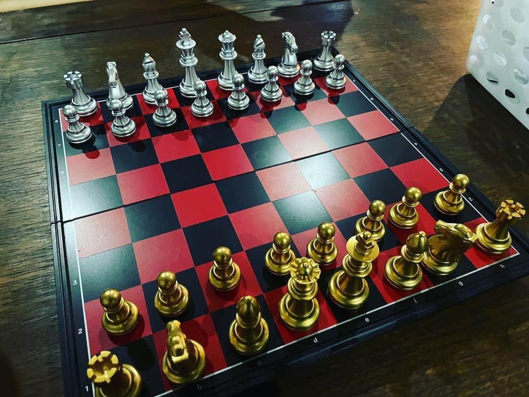 荒牧慶彦さんのインスタグラム写真 - (荒牧慶彦Instagram)「撮影の待ち時間、チェスで遊ぶ♟️」6月29日 18時01分 - aramaki.yoshi