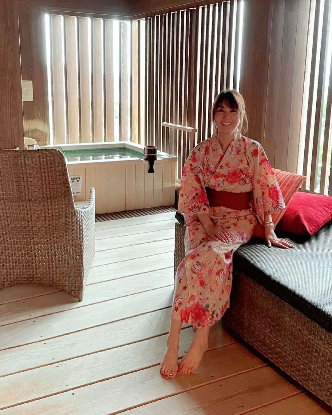 のインスタグラム：「こんばんは♡ おつかれさまー ・ 昨日は私の両親も一緒に温泉へ♨️近場の #はなれ葭蘆葦   @yumotokan  ・ こんな可愛い浴衣着るの初めてかも😃💕 ・ 近場でゆっくり♨️ご飯も美味しかった😋🎶 ・ #家族旅行#浴衣#浴衣姿#露天風呂#温泉#雄琴温泉#湯元館#はなれ#和食#近場で楽しむ#温泉旅行#滋賀」