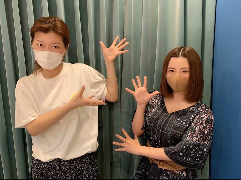 のインスタグラム：「📻 . . 本日21時〜放送 TBSラジオ 【成瀬心美ぷるるんhoneyトラップ】 3週にわたってのゲスト様は ヒコロヒーさん！✨ . . いろんなお話を伺ううちに 私の相談話になり 最後には、ヒコ様！！！！！ と崇めるまでになりました！ なんなら惚れt、、 . . ヒコ様からのアドバイスを胸に 精進して参ります！☺️ . . お話の内容はと言いますと 私とは全く次元の違う世界に生きていた ヒコ様のお話をぜひぜひ お楽しみください！！！！ . . #radio #tbs #tbsラジオ #ヒコロヒー #さん #成瀬心美 #ぷるるん」