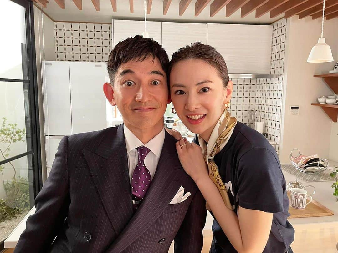 リコカツさんのインスタグラム写真 - (リコカツInstagram)「💍  ラスト、パリから帰ってきた咲さんと、3年間待ち続けていた紘一さんのオフショット！  #米津玄師 さんの主題歌『#paleblue 』と合わさり 3年ぶりに再開できた感動のシーンになりました🥶  そして！最終回見逃し配信はまだまだ配信中！！ 是非最後の最後までお楽しみください🤍  【#リコカツ 】を楽しんでくださった皆さん、 沢山の応援コメントや感想本当に本当に 今までありがとうございました💐  #北川景子 #永山瑛太」6月29日 18時23分 - rikokatsu_tbs