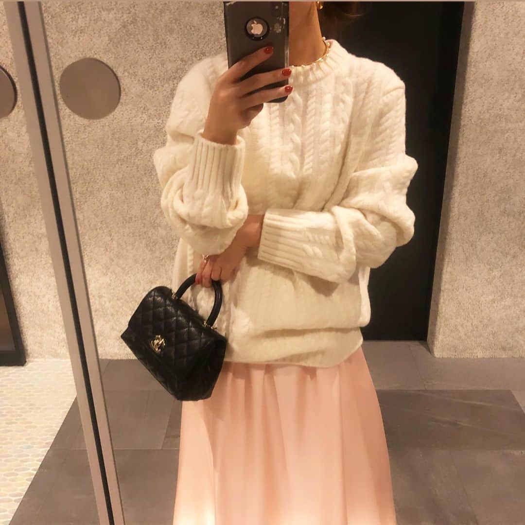 外村久美子さんのインスタグラム写真 - (外村久美子Instagram)「・ yori 2021 AW collection KNIT🧶 立体感のあるケーブル編みニット。ウール100%で肌触りも良くて、オーバーサイズなのも◎綺麗な色の柔らかなサテンスカートに合わせるコーディネートもおすすめです💘 フード付きニットも軽くて暖かく、袖にボリュームをつけた、シンプルなのにフォルムの可愛いニット🧶 いよいよ、明日から大阪受注会！ 皆様のご来場、心よりお待ちしております☺️💘 @_y_o_r_i_  #yori_japan」6月29日 18時37分 - kummy153