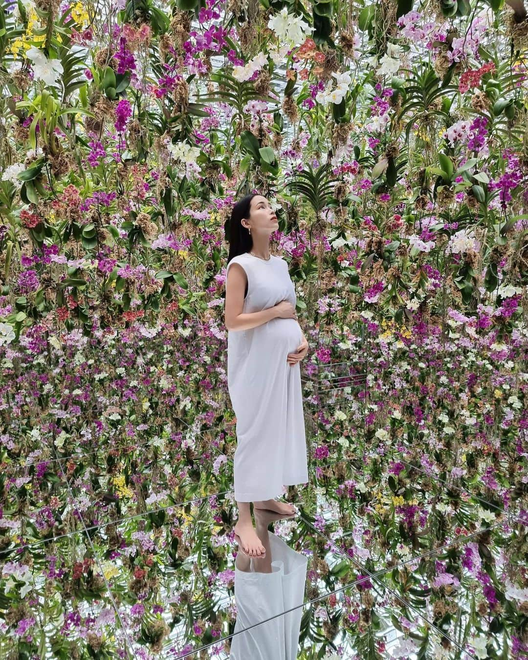 尾崎紗代子さんのインスタグラム写真 - (尾崎紗代子Instagram)「. @teamlab.planets の新作が圧巻過ぎる。 まさに非現実空間。 ここに入った瞬間から頭の中の邪魔なもの 全てが吹っ飛んだような感覚｡ﾟ(ﾟ´ω`ﾟ)ﾟ｡ 究極の癒し空間でした。 13000株を超える蘭を使用してるとの事です。 チームラボって本当に凄い。  まだ写真あるので載せていきます😇  #maternityphoto #マタニティフォト #マタニティーコーデ #マタニティ  #momlife #mommylife #mommy  #育児 #男の子ママ #女の子ママ　#ママライフ  #4歳 #2歳  #二人育児 #motherof2 #motherhood  #family #familyphoto #2人育児 #3人育児  #マタニティーライフ #maternity #妊娠後期 #妊娠8ヶ月 #妊娠 #妊婦　#第三子妊娠中　#invitation」6月29日 18時48分 - osayo_osayo