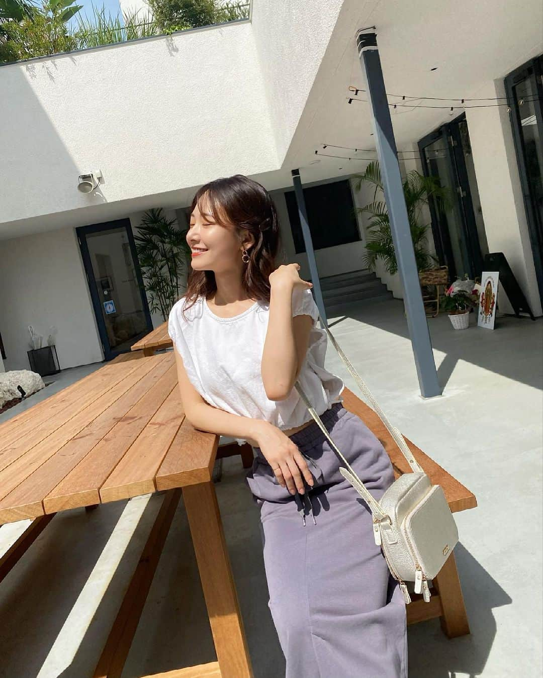 西川瑞希（みずきてぃ）さんのインスタグラム写真 - (西川瑞希（みずきてぃ）Instagram)「スウェット素材の楽ちんスカート☀︎Iラインシルエットだけど、動きやすくて◎  自分で作るものは、やっぱり自分自身でも"すごくいい" "これすき"と思っているものだからそれを"お気に入りだよ"とか"かわいい"と言っていただけると心からうれしくなっちゃう🌼  @cheriemona_official も @miii__official も毎日欠かさず身につけてます❤︎ちなみに今日はNo.2の香り//  #cheriemona #miiifragrance #summerfashion #夏コーデ #スカートコーデ #シンプルコーデ #大人カジュアル」6月29日 19時02分 - mizuki_nishikawa_