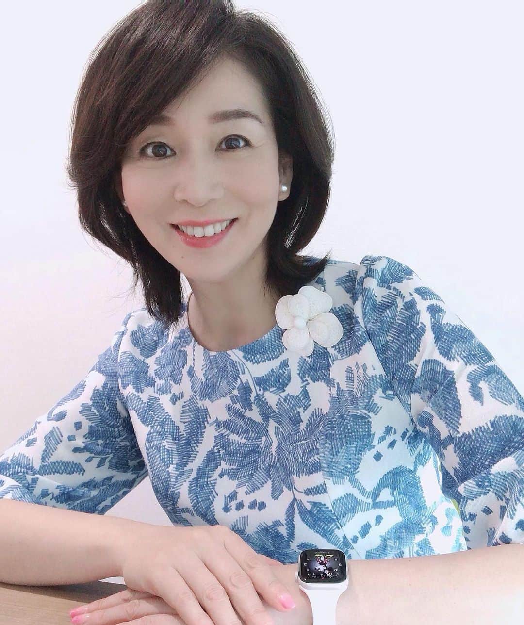 伊藤聡子さんのインスタグラム写真 - (伊藤聡子Instagram)「かんさい情報ネットten.は久しぶりにスタジオからの出演でした〜😆 衣装はHANAE MORI のワンピースに白いお花のコサージュを合わせました。 「コジマ目線」でわかりやすくニュースを解説していただいた小島康裕さんが異動で番組を離れることになり、みんなでトレードマークのアゴいじりで記念撮影😂 番組からいかに愛されていたかがわかりますね〜💕 これからも頑張って下さい✊️ #かんさい情報ネットten #hanaemori#小島康裕さん#伊藤聡子」6月29日 19時03分 - satokoito73
