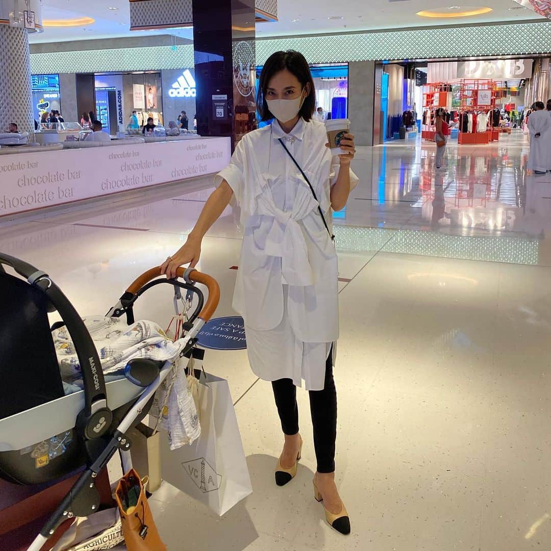 小泉里子のインスタグラム：「このお気に入りの白シャツは、ドバイに来てから買った @enfold_official のもの。  日本のブランドをドバイで買うという…笑  でもドバイモールのセレクトショップで見つけたとき、とっても嬉しかった。日本で買い物してる気分になったよ。  複雑な作りのシャツですが、着やすくて授乳もちゃちゃっと出来ちゃう、ナイスなシャツです！  #satokodubai」