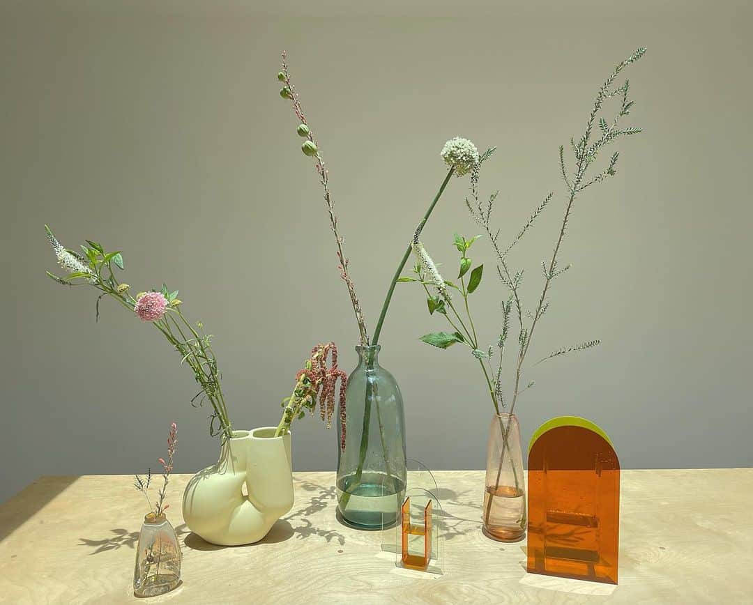 三苫愛のインスタグラム：「One of my favorite things is buying and arranging flowers🥀 This time, I needed more flowers because I’ve been buying a lot of vases..🏺 So excited about their new journeys! @flowerboyproject I'm always inspired 🔥  またお花を買いに行きました。 気づいたら花瓶をポチッとやってるので今回は花瓶が余ってしまいました。お店が少しだけ移動するみたいでまた新しいお店も楽しみです🥰」