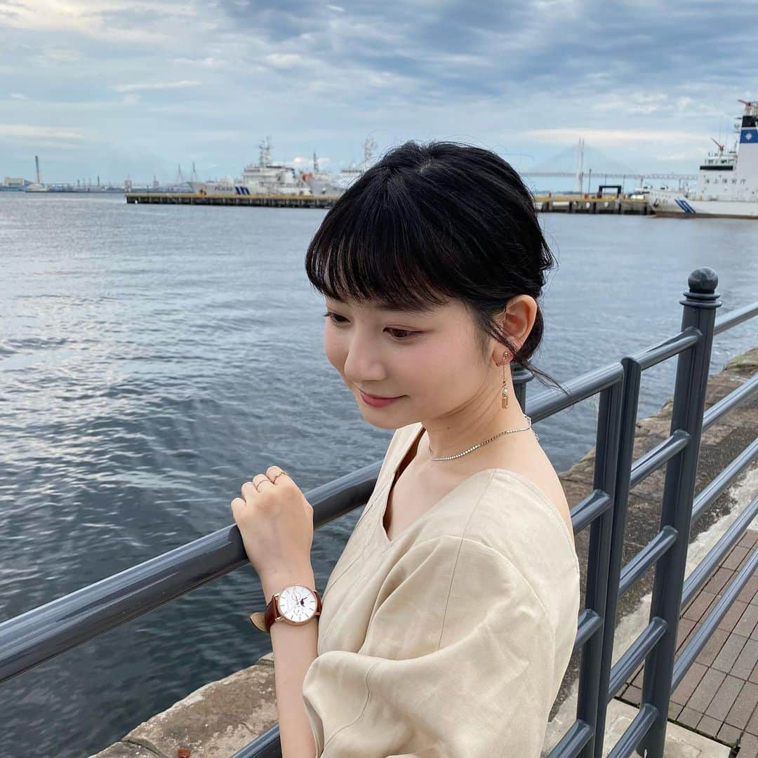 小室ゆらさんのインスタグラム写真 - (小室ゆらInstagram)「. ⁡ ⁡ #海 🏖🐠☀️ ⁡ いくつになっても海を見るとテンションが上がりますね〜 海無し県生まれあるあるです🥲✌🏻 老後は海から2秒の場所に住みたい…！！ ⁡ ⁡ さてさて、 前回の答えですが「写真に慣れてない人のピース」でした！ 久しぶりに大好きな先輩に会えたので 大はしゃぎでパシャパシャしてました🥺🤍 ⁡ ⁡ #みなとみらい#横浜#相模湾 …なのか？ ⁡ ⁡ .」6月29日 21時04分 - komuro_yura_official