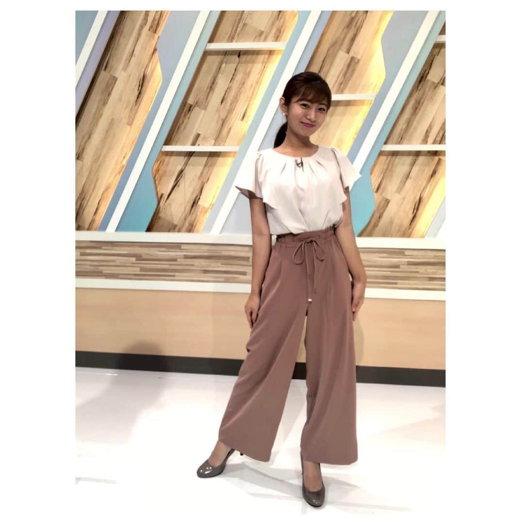 のインスタグラム：「👗 . 《Mon》 tops&pants: @anysis_official  . めずらしいパンツスタイル👖！ すごい脚長く見えるから、絶対買います🤩🤩笑  スタジオの普段立たない場所で うまく照明に当たるのが難しくて3枚目の表情🤣 今年は例年より肌も焼けてないはずなのになあ💬  なかなか写真を撮るって難しいですね🎞 . #衣装 #アナウンサー #アナウンサーコーデ #全身コーデ #ootd #anysis」