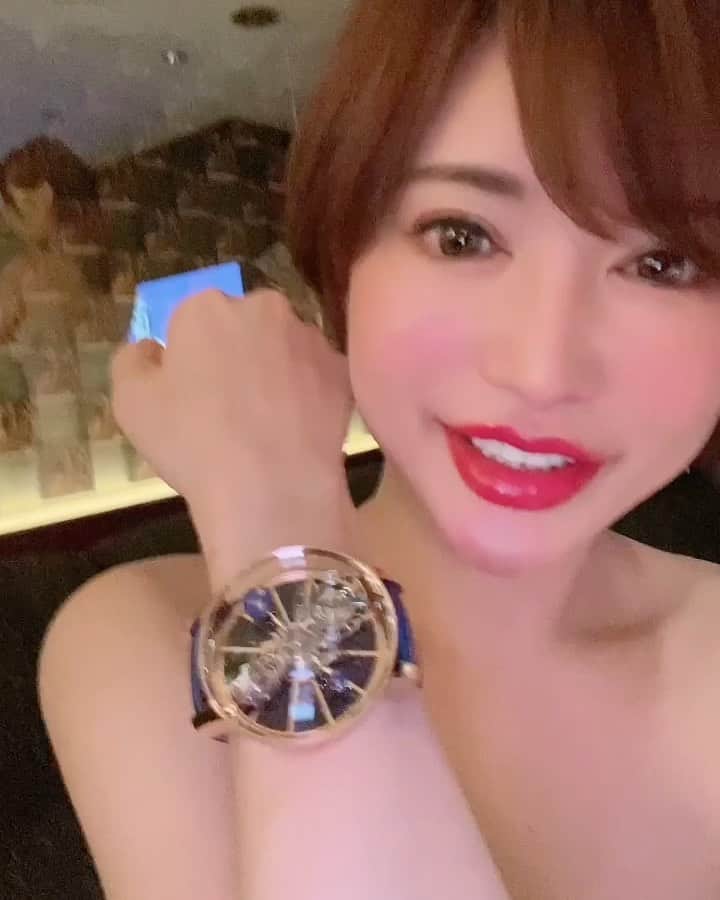 里美ゆりあのインスタグラム：「ミュゼルヴァのお客様でジェイコブという時計屋さんの宣伝活動をしていました😊  現物が届いたという事で付けさせてもらいましたが私が付けてるのはメンズなので女の子には大きいですが｢世界に一つ」に拘る方には持って来いの腕時計です。  レディースもあるみたいです。  #ジェイコブ #腕時計 #時計 #watch」