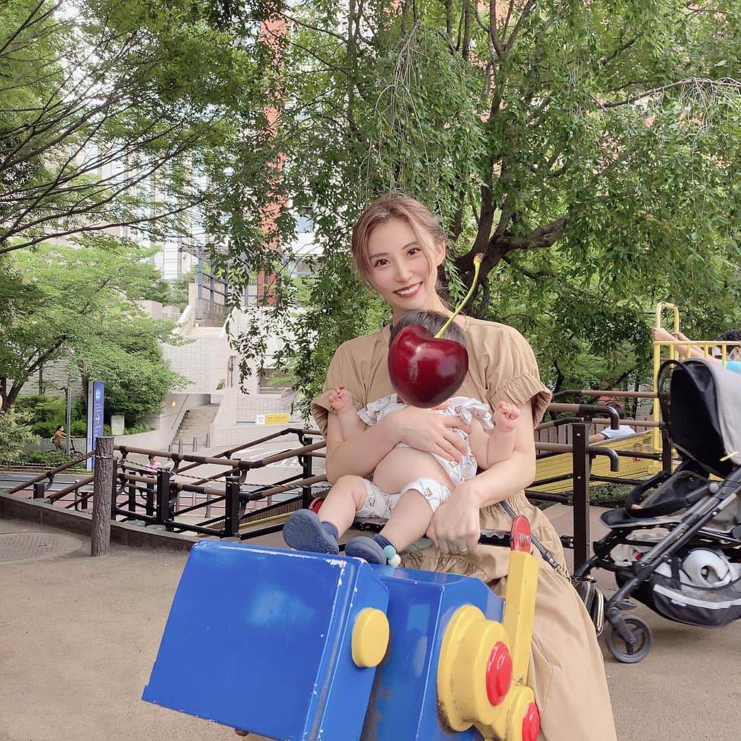光上せあらのインスタグラム：「娘と初めての#ロボロボ公園  に行ってきました🤖🏃‍♀️  気になっていた公園ですがまだ娘には早かったね、なので  パパママと滑り台したり シーソー的なのして終わりましたが 下見できてよかった☺️✨  いつか走り回れるようになったらまた来よう😄  しかしパパさん達の多さ😳 そしてパパ達みんな無表情で立っていました、立ってじっと我が子を見ているの！（3枚目）  みんな無表情なの！😉 （なんか面白かったです、一例になってみんな同じ顔しているのよ！笑笑🥰）  #公園コーデ  #公園フォト #妊婦コーデ　#年子育児  #妊婦　　#マタニティーコーデ 　#ハーフの赤ちゃん  #ハーフの女の子  #赤ちゃんのいる生活  #育児日記  #育児  #子育て  #女の子のママ  #赤ちゃん写真  #子育てママ #子育て日記　#年子  #年子妊娠中  #年子育児  #年子ママ  #生後9ヶ月ベビー　  #娘との時間  #赤ちゃんのいる生活  #赤ちゃんのいる暮らし #11ヶ月差年子 #妊娠記録  妊娠7ヶ月  #妊娠糖尿病　#マタニティコーデ  #妊娠中 #マタニティフォト　#男の子妊娠中」