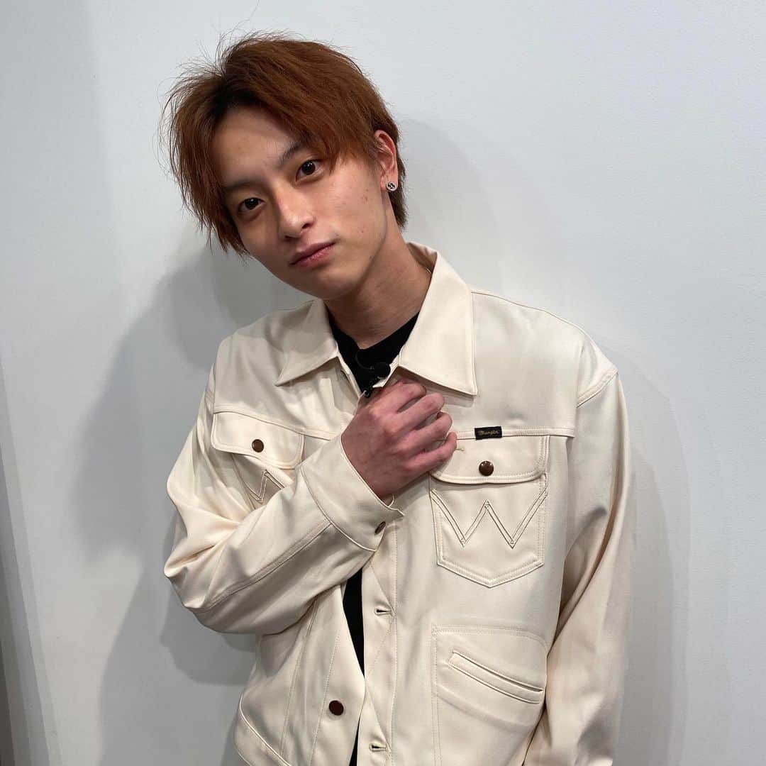 池田翼のインスタグラム：「最近普段着ないような服を着させていただきました🙃  どうかな〜？白のパンツとか特に全然着ないから新鮮です🙄  @wranglerjeansjp @wrangler  #wrangler」
