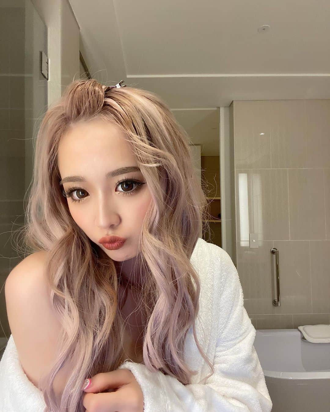 田村月光（ツッキー）のインスタグラム：「👱🏽‍♀️💖👱🏽‍♀️💖👱🏽‍♀️💖👱🏽‍♀️💖 5日ぶりの投稿☁️☁️☁️ ・ ・ 今日は打ち合わせだったにょん🌈 はやく言いたくてうずうずしてるんだけど もう言っちゃおっかな！って！ね！笑 ・ なにか当ててみて〜🤣笑笑 今年中には3つは最高に最高なNEWSがあるから おっ楽しみに〜♥️‪‪𐤔𐤔‬‪𐤔‪‪𐤔𐤔‬‪𐤔‪‪𐤔𐤔‬‪𐤔」