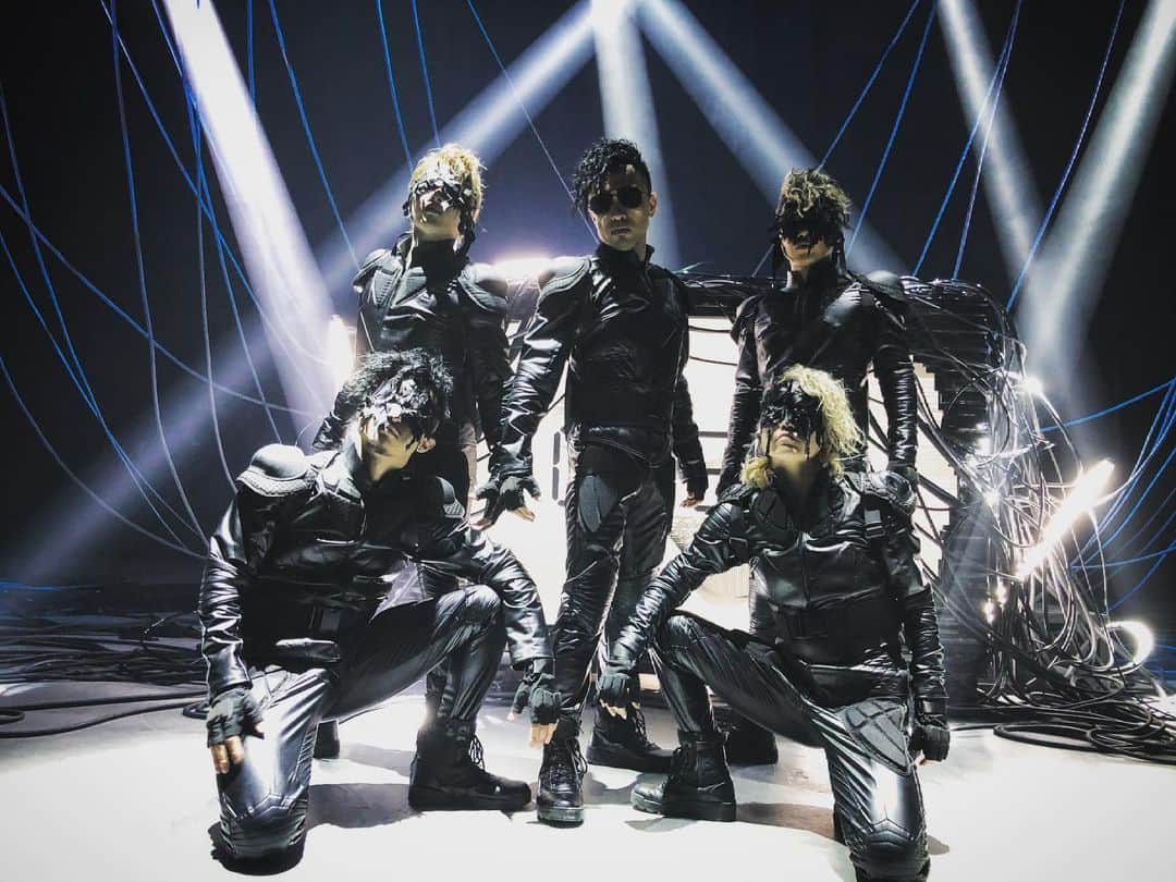 荒木駿平のインスタグラム：「. . “23rd Monster” 0→1→2→???  この曲がリリースされた時カッコ良すぎて本当に痺れました。  MVに参加させて頂き、episode"0”のリハーサルでMVの中の細部までこだわり抜かれた仕掛けやepisode“1”に繋がっていく伏線を教えていただいた時、監督や @a.you さんの伝えたいメッセージを表現できる様色々と研究し色んな資料を見たのを今でも覚えてます。笑  ただのモンスターじゃなく、流行り物のゾンビにならない様、等々メンバー間で話し合えたからこそ、新しいジャンルの引き出しが増えた気がして今回のMVに参加させていただけた事、本当に感謝してます。  episode“0”→“1”にかけてどんな伏線が練られてるのか、あの“眼”や“モニター”“コード”は何を意味してるのか、、、  もう一度episode“0”から“1”を観ていただきたいです。  そしてそんな最高な作品に携われた事、それをLIVEで具現化できた事、本当に幸せです。  コロナでエンターテイメントが制限されてる中、そんな中でもエンターテイメントに触れる事が出来、それを発信できる事、有難い事だと改めて感じます。  #23rdMonster #ayumihamasaki  #MUSICforLIFE   #そういえば舞浜に #ZINchaelJackson #来てたって @zin_dancer_jp」