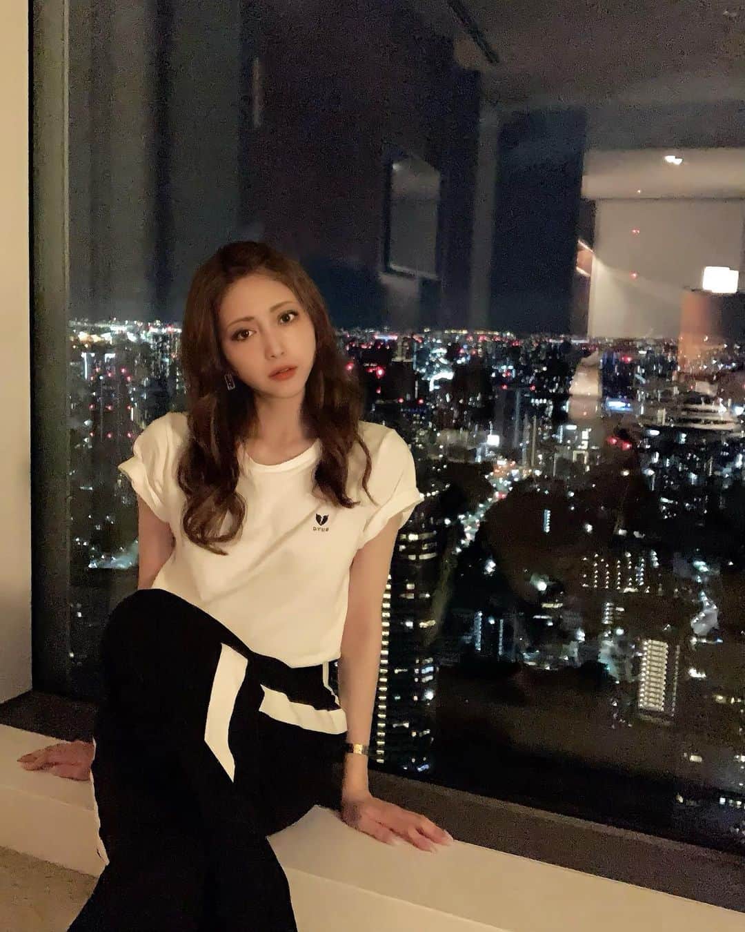 加賀美早紀のインスタグラム：「ただいま東京🗼 ⁡ #fashion #ootd #モノクロコーデ」