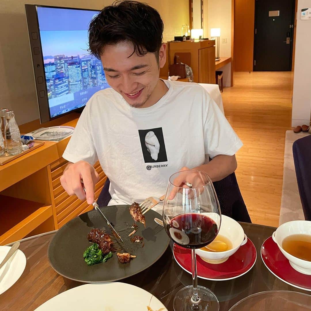 上杉圭哉さんのインスタグラム写真 - (上杉圭哉Instagram)「マンダリン オリエンタル 東京さんにご招待頂き宿泊したんやけど、 👩🏻‍🦰と最高の思い出を作れてめちゃくちゃよかった😽  是非特別な時にでも行ってほしいホテルです👨🏻‍🦲（保存しててね） ・ ほんまにね全てが完璧でしたw 食事、スパのクオリティーは2人で最高の連呼w ・ 食事は部屋の中でミシュランガイド東京の星付きレストラン のコース料理が楽しめる形で、夕日と夜景眺めながら色々語り尽くしたり2人っきりの時間を堪能！✌️✌️✌️ 同棲しているけど、こーやって自分達の家以外で食事して話すのは新鮮でめっちゃよかったな👱🏻‍♀️ ・ で一番感動したのは、スタッフさんのおもてなし精神と気遣い。 ホテル到着してからチェックアウトするまで、ほんまにご丁寧な接客で、もう一度いきたい！！！って思うくらいストレスフリーで楽しめた〜🙆🏻‍♂️ ・  親が東京来た時にでも泊まらせてあげたいな〜って思うくらい 素敵なホテルでした😉  素敵なキャンペーンもしているので気になる人はチェックしてみてください〜！ ↓ 割引で利用できる特別宿泊プランだそうです！予約期間延長しているみたいです！ 詳しくは @mo_tokyo から！  #マンダリンオリエンタル東京 #マンダリンオリエンタル #MandarinOrientalTokyo」6月29日 22時38分 - keiya_uesugi