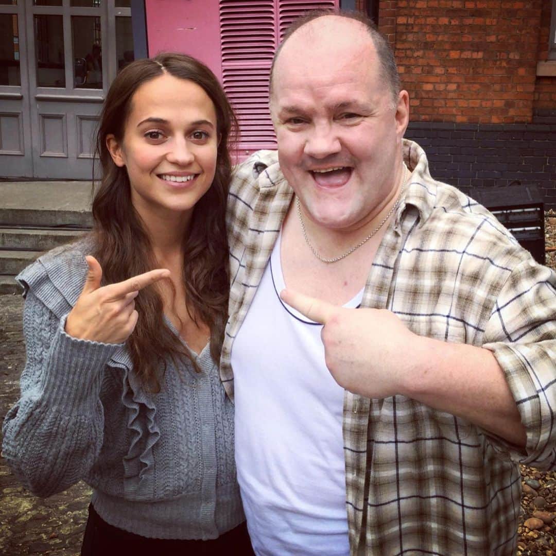 アリシア・ヴィキャンデルのインスタグラム：「“Who stole my apple?” 🍎  #TombRaider」