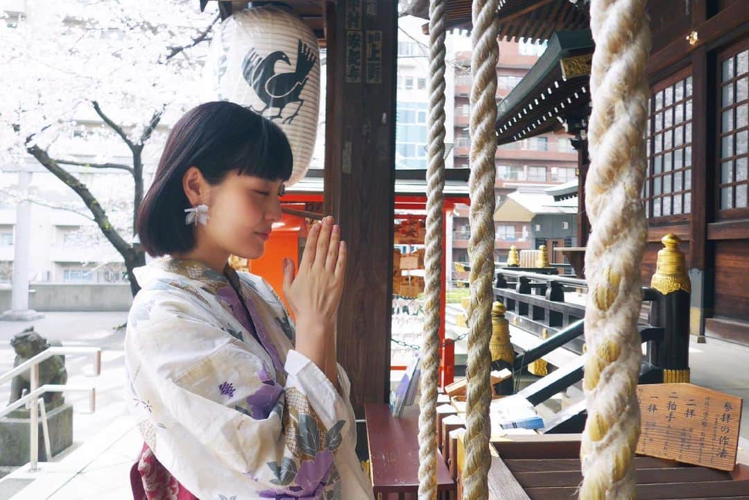 岩井七世のインスタグラム：「東京・文京区の古民家で上演する ろりえ『逮捕(仮)2021夏』 稽古がはじまりました。 ⁡ 換気抜群、日本家屋で落語もきけて 芝居越しの夕景と夜景も楽しめます。 ⁡ みんなを守るための対策を準備して、なんと1公演15席ほどのプレミアチケットになりそうです。観れる人ラッキーマン。 開演時間やその日の天気によってもまた違いが出るでしょうし、この場で感じられるものがたんまりとありそう🤤 ⁡ 配信も予定しておりますのでどうぞお気軽に、それぞれのベストな状態でご観劇ください。  ⁡ お着物しっかり帯締めて 巣鴨のおうちで待ってます✌︎ ⁡(写真はあくまでイメージ、というか関係ないです) ⁡ #ろりえ #逮捕2021夏  #落語 #古民家 #演劇 #逮捕 7/4 チケット発売🎫」
