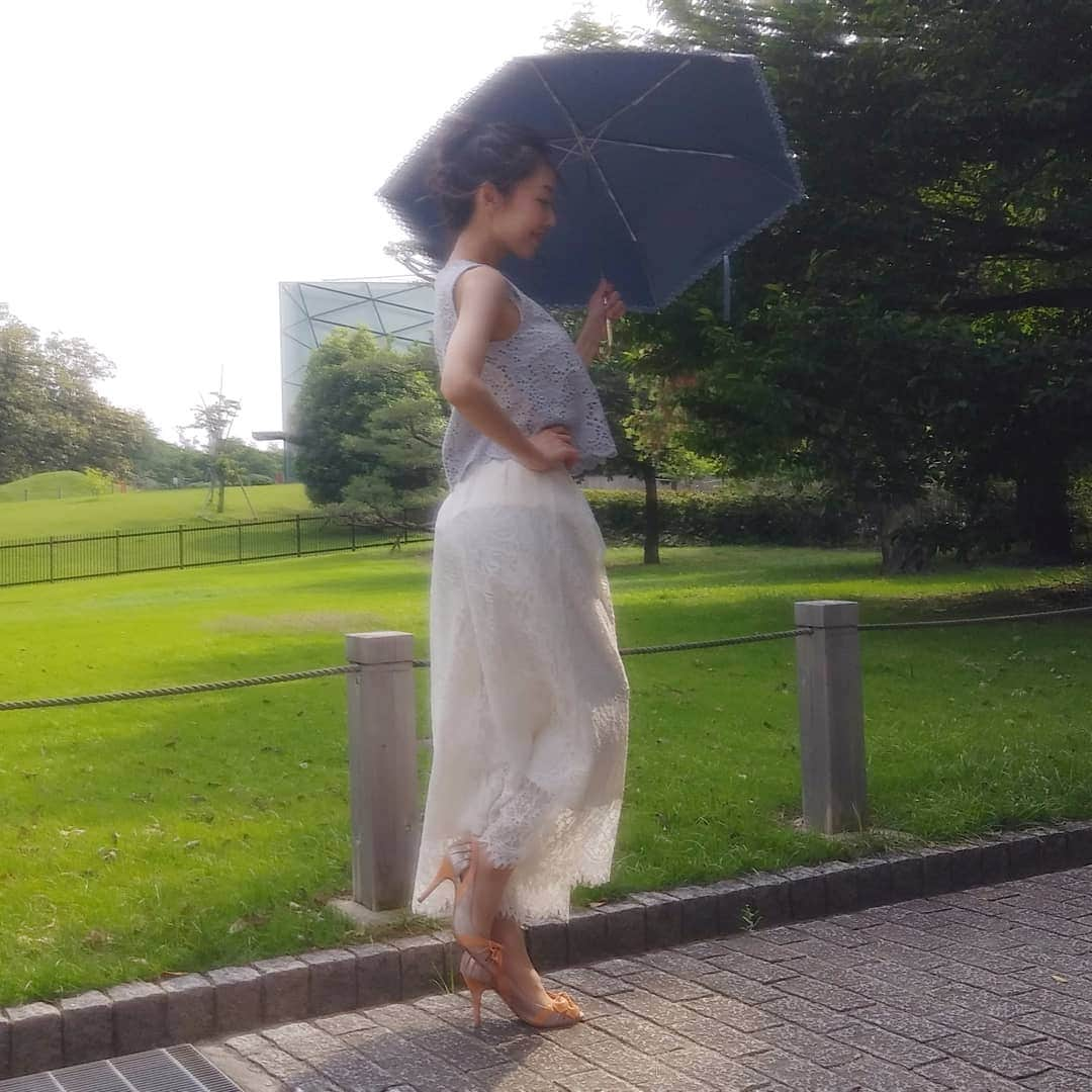 久嬢由起子さんのインスタグラム写真 - (久嬢由起子Instagram)「傘が出番の日が続きますね☂️ 身体のバランスを取るように、傘は左右の手交互に持つと良いです☺️ 荷物も左右交互👜 家から駅は右側🎵 電車は左側のように決めると🆗‼️  一定姿勢を取り続けると同じ箇所に負担もかかりますからね✨☀️✨歪み防止です😆  またコロナ感染者数増えてきましたね😢⤵️⤵️ 心と身体の負担を減らしてあげながら頑張ろう✨  #梅雨 #隙間時間 #身体ケア #傘疲れ #歪み防止 #久嬢由起子」6月29日 23時34分 - yukikokujyo