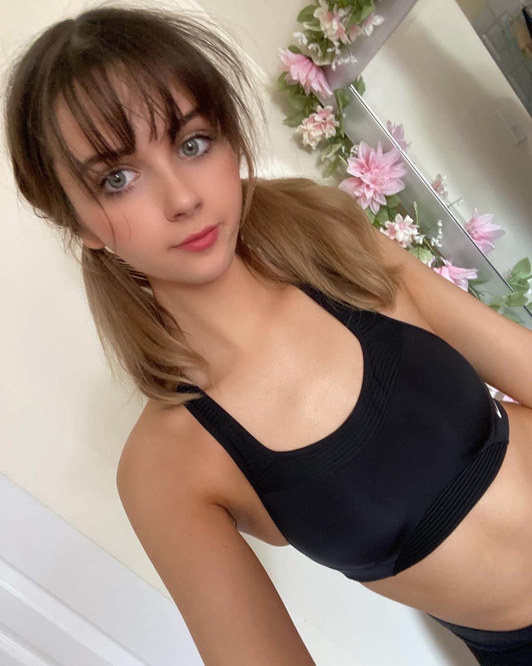 Hirari Ann（ヒラリー アン）のインスタグラム：「I got a tan. I never had a tan in my life... Feels really weird to look in the mirror now. 😅」