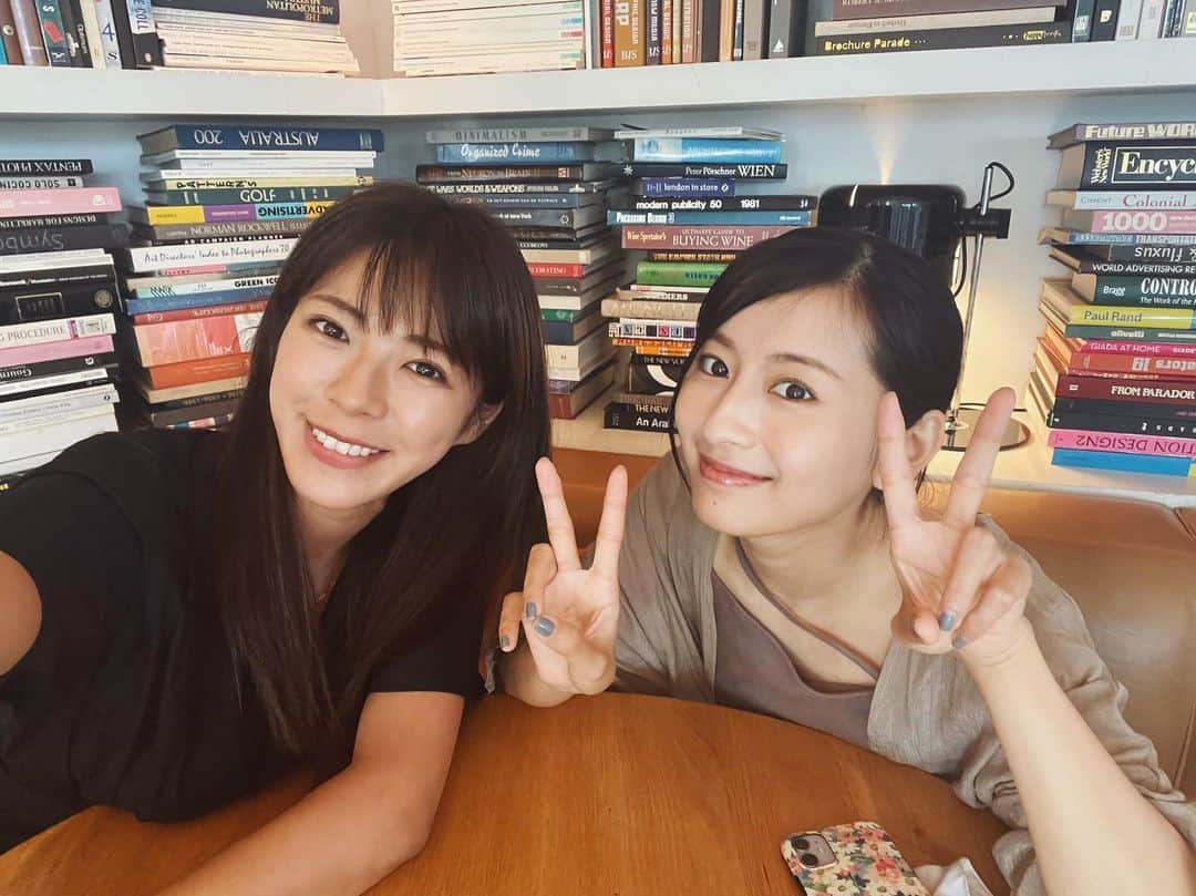 わちみなみさんのインスタグラム写真 - (わちみなみInstagram)「⁡ ロンちゃんと @ronmonroe_official 一緒にランチしました☺︎ @billsjapan  チョップドサラダをシェアして、わたしはサーモンたべた🐟美味しかった〜😊 ⁡ ダブルベッドの時のお話とか いろいろ話せて、、 ロンちゃんは楽しい人でした（╹◡╹） すごくパワフルでまた会いたくなった☺︎ ⁡ 会って早々写真のポストカードを くださり、めちゃかわいかった〜 写真も素敵なんだけど、 裏の郵便番号6ケタなの。異国感！！✨ ⁡ #ロンちゃん　会いたかった人に会えました。 #bills #bills表参道 #ロンモンロウ　ちゃん」6月29日 23時53分 - wacchime