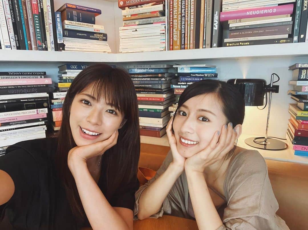 わちみなみさんのインスタグラム写真 - (わちみなみInstagram)「⁡ ロンちゃんと @ronmonroe_official 一緒にランチしました☺︎ @billsjapan  チョップドサラダをシェアして、わたしはサーモンたべた🐟美味しかった〜😊 ⁡ ダブルベッドの時のお話とか いろいろ話せて、、 ロンちゃんは楽しい人でした（╹◡╹） すごくパワフルでまた会いたくなった☺︎ ⁡ 会って早々写真のポストカードを くださり、めちゃかわいかった〜 写真も素敵なんだけど、 裏の郵便番号6ケタなの。異国感！！✨ ⁡ #ロンちゃん　会いたかった人に会えました。 #bills #bills表参道 #ロンモンロウ　ちゃん」6月29日 23時53分 - wacchime