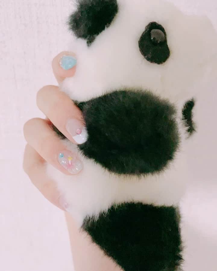 のインスタグラム：「じんせい！はつねいるを、しました。  人生初ネイルアートをしてしまいました。  爪先がぷにっと包まれているので痒くてかいても傷つきません！でも爪で袋を開けられないのが困りものです😊💦  夏っぽくしたのでプールに来た気分になります。🏖  小さい頃プールに居るアイス屋さんになりたかったなぁとか親戚の子供たちとプールとか行きたいなぁ…。と妄想を膨らませていました。  妄想ならなんでもよしなので、 いっぱいアイス売っているので、 皆さん買いに来て下さいね🍧🍨🍦🧊 (妄想の中のアイス屋さんより)  話を戻すと 手を洗うのが楽しいです。  ライブまであと少しだからわたしも、 皆さんもウイルスには負けないよう 夏バテしないようご自愛下さいね。  がんばる🐼🐇💨」