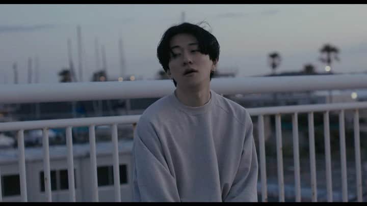 のインスタグラム：「4年前にリリースされた曲をみんながずっと好きでいてくれたおかげで映画化もされそれに合わせてMVも作って頂くことになりました。🕊  これからもあなたにとって大切な曲であったら嬉しいです。 いつも有り難う。  0時からYouTubeに公開されてるから見てね。🙆🏿‍♂️  #雨のパレード」