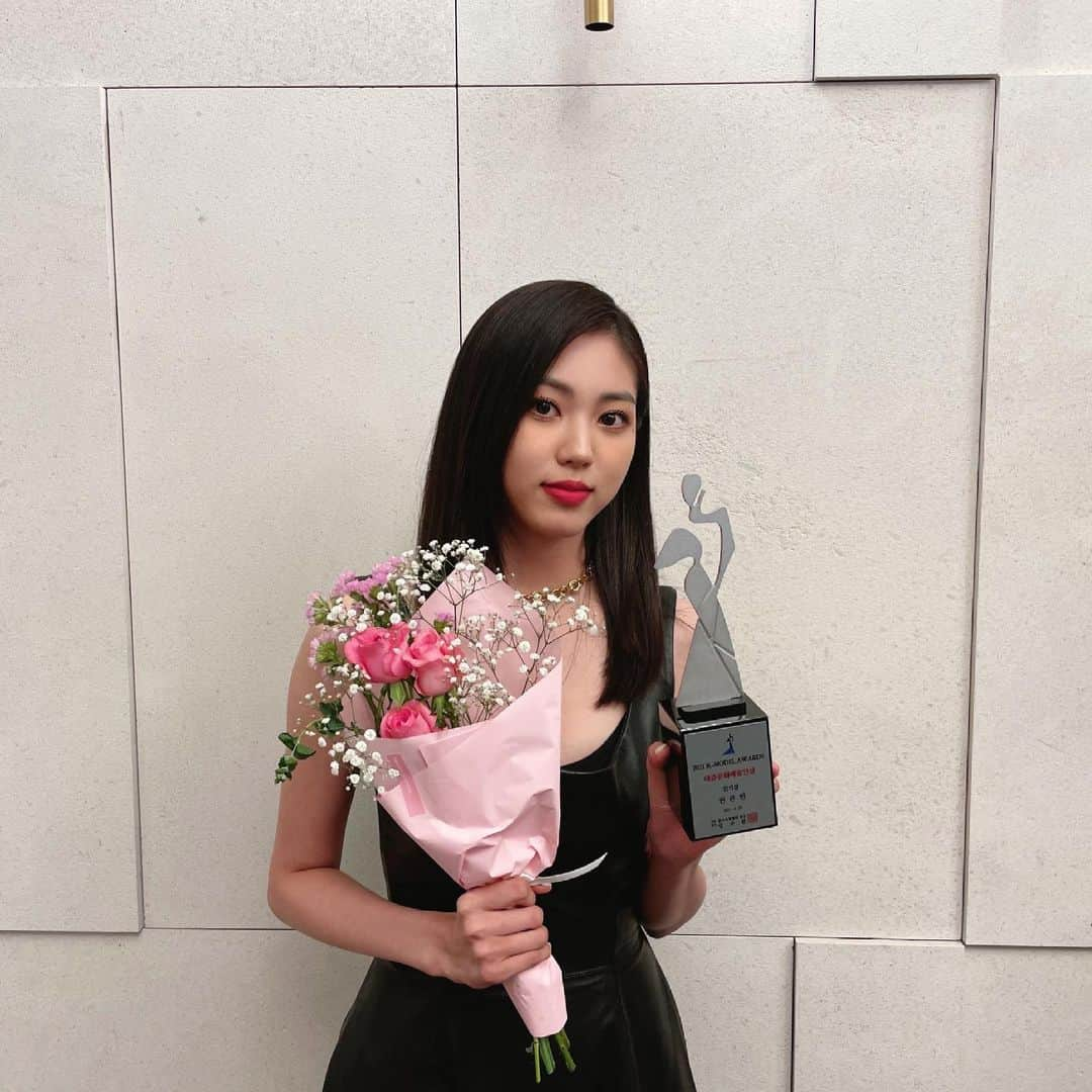 CLCさんのインスタグラム写真 - (CLCInstagram)「[📸] 210629 @ 2021 K-MODEL AWARDS ㅤㅤㅤㅤㅤㅤ 2021 K-MODEL AWARDS에서 대중문화예술인상 인기상을 수상한 은빈의 사진이 도착했습니다! 👏👏 체셔들의 응원으로 이루어진 뜻깊은 상!  오늘도 고맙고 사랑합니다 🤍❤️‍🔥 ㅤㅤㅤㅤㅤㅤ #CLC #씨엘씨 #권은빈 #KWON_EUNBIN」6月30日 0時06分 - cube_clc_official