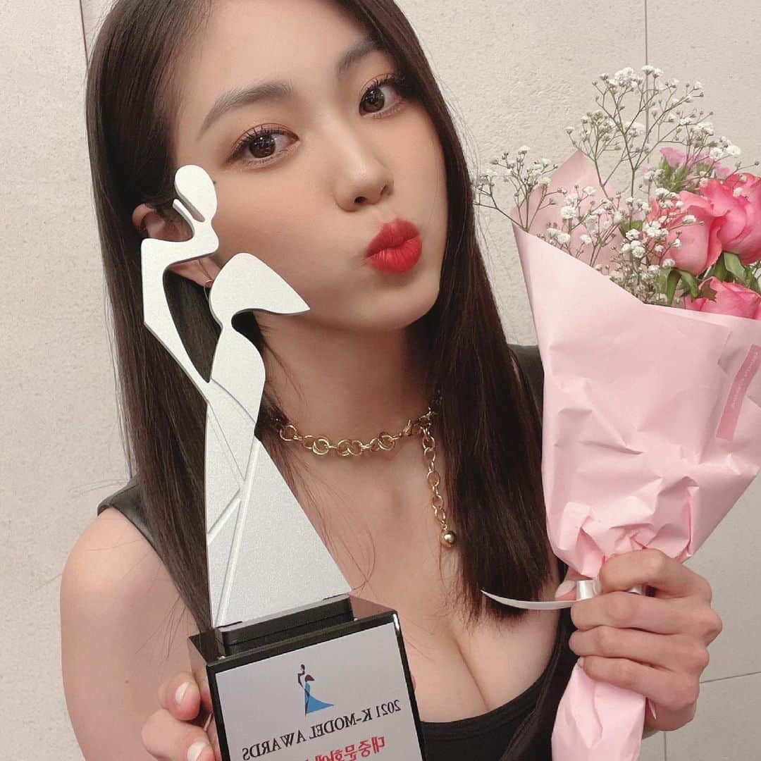 CLCのインスタグラム：「[📸] 210629 @ 2021 K-MODEL AWARDS ㅤㅤㅤㅤㅤㅤ 2021 K-MODEL AWARDS에서 대중문화예술인상 인기상을 수상한 은빈의 사진이 도착했습니다! 👏👏 체셔들의 응원으로 이루어진 뜻깊은 상!  오늘도 고맙고 사랑합니다 🤍❤️‍🔥 ㅤㅤㅤㅤㅤㅤ #CLC #씨엘씨 #권은빈 #KWON_EUNBIN」