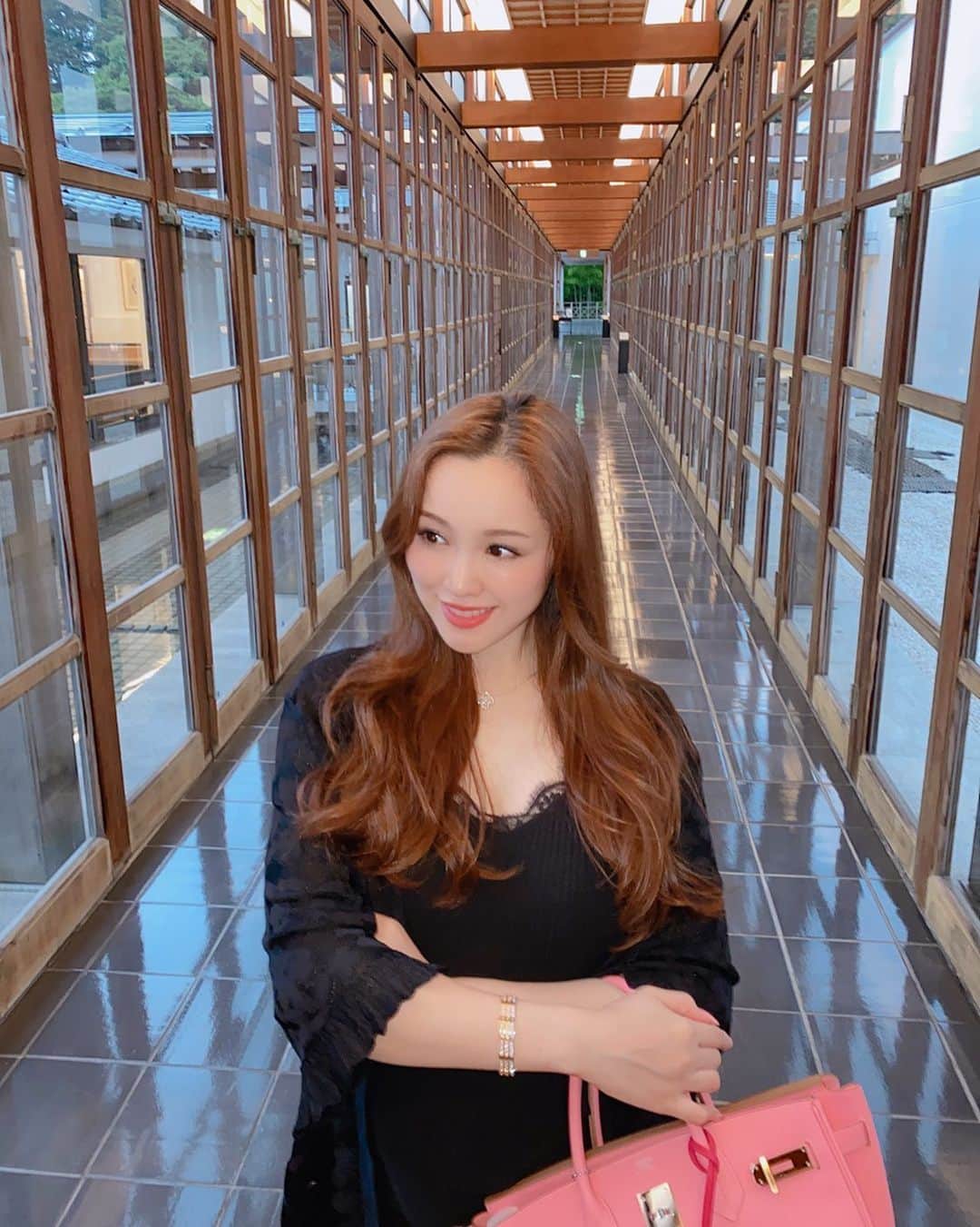 石田安奈のインスタグラム：「時差投稿💓  素敵な廊下💓💓💓  #温泉#箱根#強羅花壇#hotsprings #hotspring #photo_jpn #japan_of_insta #beautiful Japan#instajapan #forestbathing #Cartier#hermes #birkin25 #birkin30 #birkin #japantravl#japan_photo#japantrip#mieprefecture」
