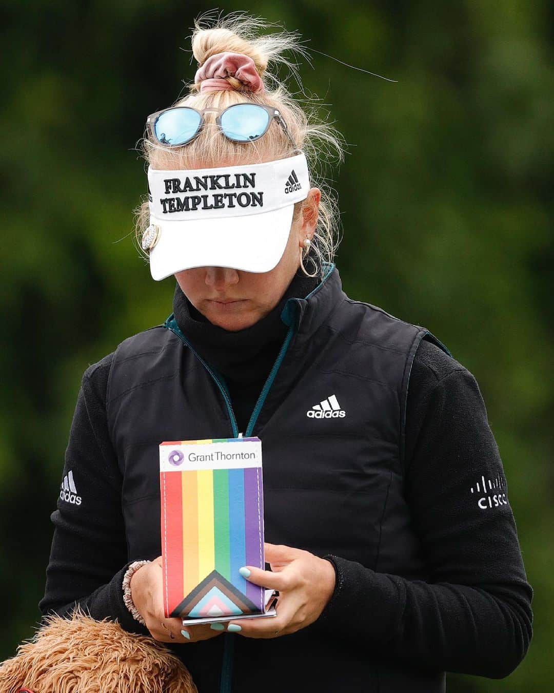 ジェシカ・コルダのインスタグラム：「I was blown away by the golf world’s reaction when I carried this yardage book in June for #PrideMonth. So I’m teaming up with @melreidgolf , my fellow @grantthorntonusa ambassador, to give one of them away!  💜💙💚💛🧡❤  To enter the giveaway, leave a heart of any kind in the comments below to spread the love! To be eligible to win you must follow @melreidgolf , @grantthorntonusa and myself 💙💚💛🧡🧡❤️」