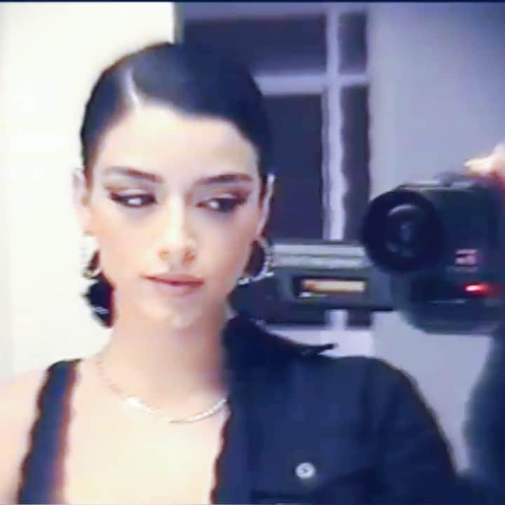 のインスタグラム：「/ SHOULD I START POSTING MORE VIDEOS? 💖 @dixiedamelio 📹」