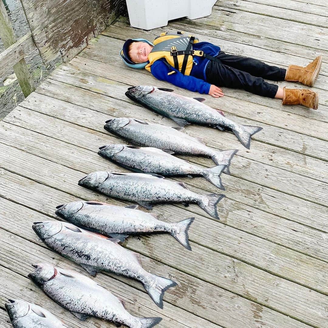 マックス・シエリオットさんのインスタグラム写真 - (マックス・シエリオットInstagram)「Went out Salmon fishing with the boys and got to take my big guy on his first ocean fishing trip. Early limits with non stop action! #salmondinner #godsgrocerystore #fatherson #bodega #sonomacounty #countryliving #getoutdoors」6月30日 1時40分 - maxthieriot