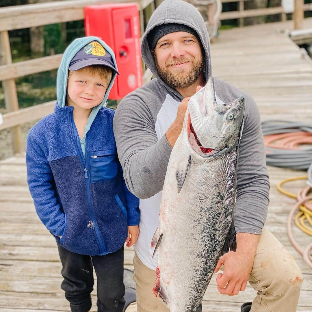 マックス・シエリオットのインスタグラム：「Went out Salmon fishing with the boys and got to take my big guy on his first ocean fishing trip. Early limits with non stop action! #salmondinner #godsgrocerystore #fatherson #bodega #sonomacounty #countryliving #getoutdoors」