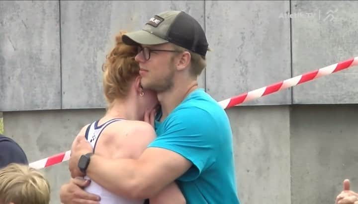 マチルドU・クラマーのインスタグラム：「This is happy tears. Tears of RELIEF.   Seeing @themertzful, my rock, at the finish line, I was not able to hold back any more! 😭  Even though the time was not legal (due to NW) I now know what I’m capable of.  We work so hard ~ every day ~ all year. Moments like these makes it all worth it 👊🏻#HWPO  🎥 @atletik_tv」
