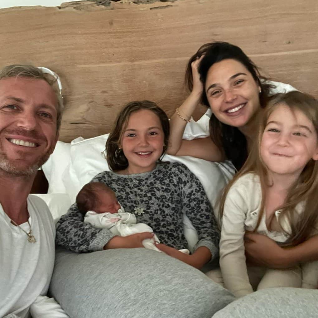 ガル・ガドットさんのインスタグラム写真 - (ガル・ガドットInstagram)「My sweet family 🖐🏼I couldn’t be more grateful and happy (and tired 🤪) we are all so excited to welcome Daniella into our family. I’m sending all of you love and health. GG ♥️🖐🏼🖐🏼🖐🏼🖐🏼🖐🏼」6月30日 2時15分 - gal_gadot