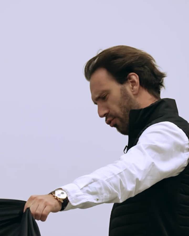 ジャン＝エリック・ベルニュのインスタグラム：「Pas de comédie, c’était vraiment notre tête quand on a vu pour la première fois l Hypercar Peugeot 🤩🤯. Tellement pressé de vous la montrer, elle est dingue!!!   This was our face when we saw for the first time the Peugeot Hypercar, something coming from the future, I can’t wait to show you this car coming from an another planet, or the future !🤩😍 @peugeotsportofficial」