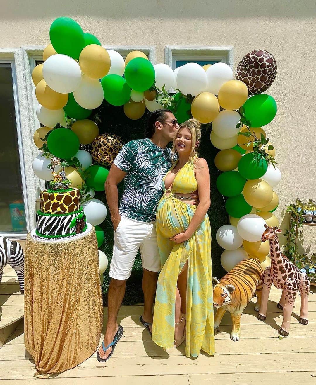 Stephanie Brantonさんのインスタグラム写真 - (Stephanie BrantonInstagram)「✨So grateful to everyone who came out to celebrate baby Mario’s upcoming arrival with @meestermario and I !! It was such a beautiful day with family and friends we will always cherish💚💛🤰🥰#9months」6月30日 2時36分 - missstephaniebranton