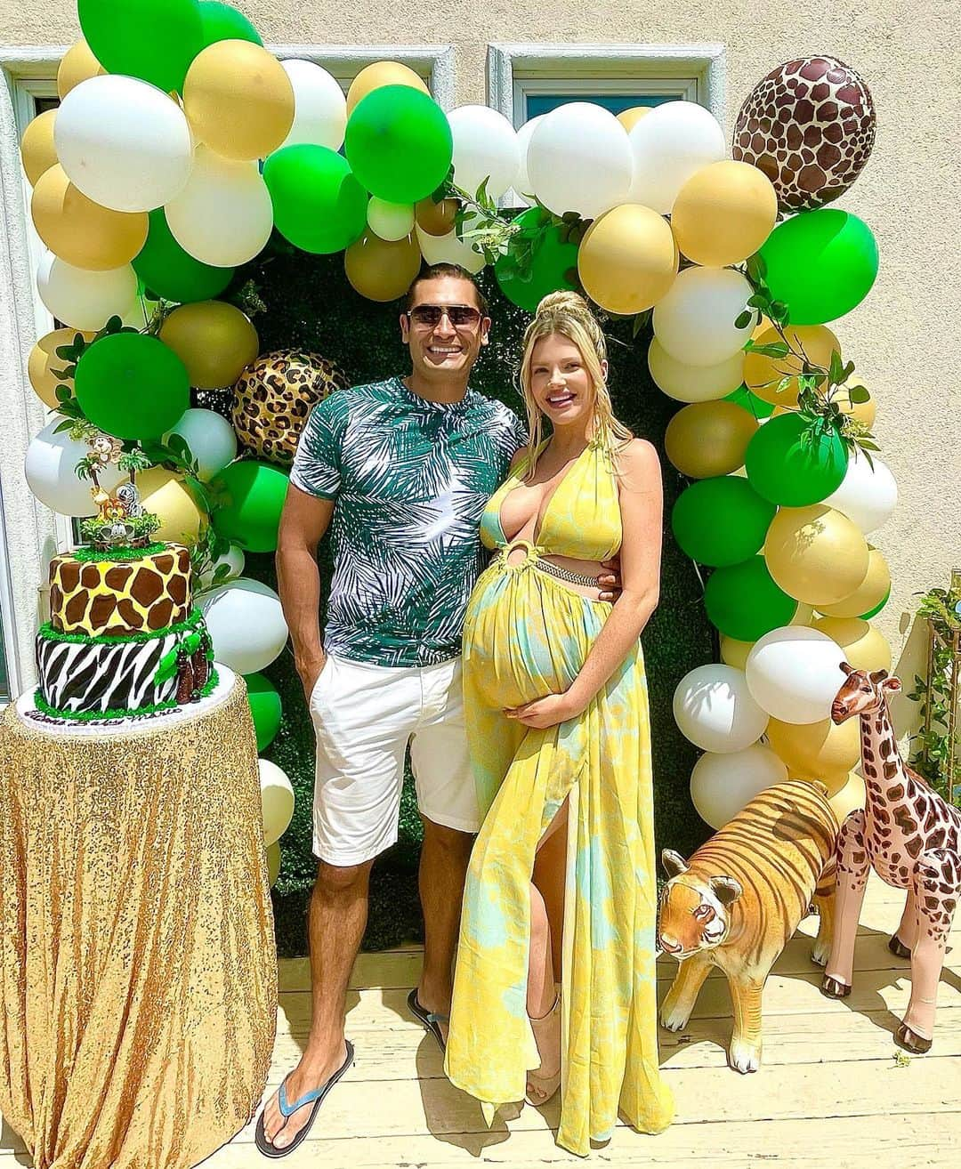 Stephanie Brantonさんのインスタグラム写真 - (Stephanie BrantonInstagram)「✨So grateful to everyone who came out to celebrate baby Mario’s upcoming arrival with @meestermario and I !! It was such a beautiful day with family and friends we will always cherish💚💛🤰🥰#9months」6月30日 2時36分 - missstephaniebranton