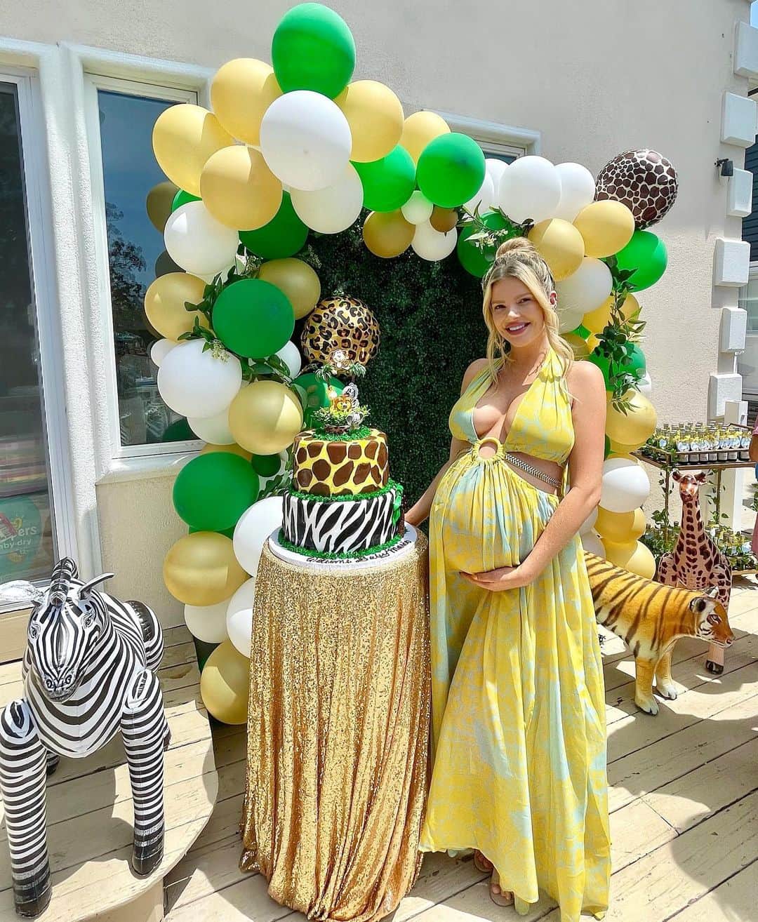 Stephanie Brantonのインスタグラム：「✨So grateful to everyone who came out to celebrate baby Mario’s upcoming arrival with @meestermario and I !! It was such a beautiful day with family and friends we will always cherish💚💛🤰🥰#9months」
