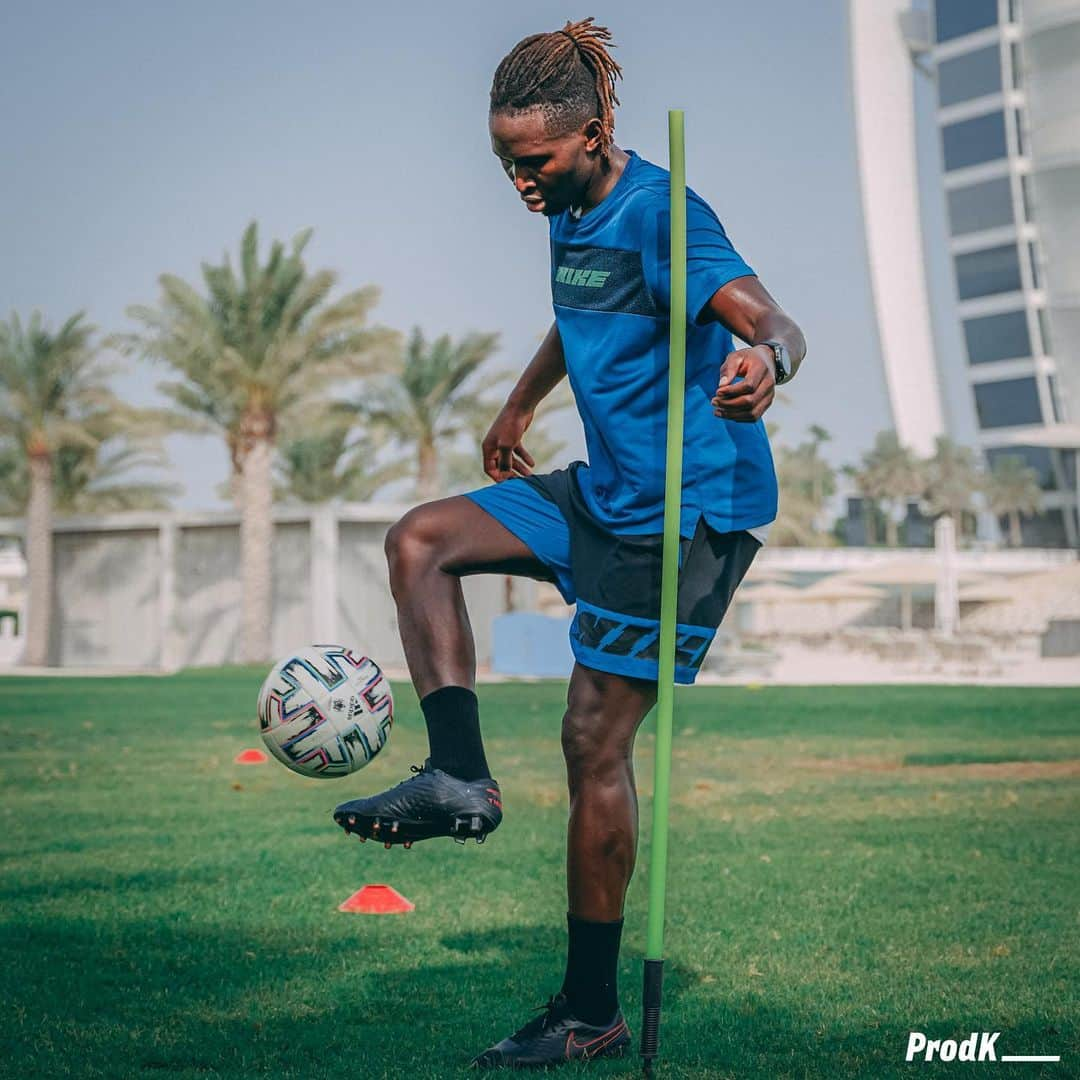 マプ・ヤンガ＝ムビワさんのインスタグラム写真 - (マプ・ヤンガ＝ムビワInstagram)「📸⚽️⚒🇦🇪 Work 👊🏾 #training #dubai #preparationphysique」6月30日 3時58分 - mapou.yangambiwa