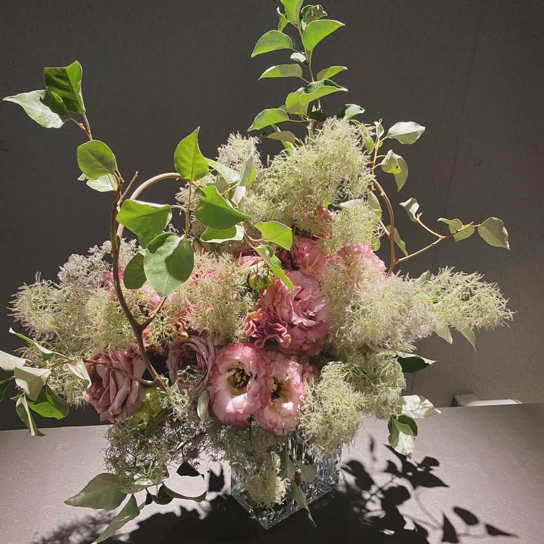畑野ひろ子のインスタグラム：「本日のレッスン💐 スモークツリーをふんだんに使って、アンティークピンクの花材のブーケを作成。 グミで、動きをつけて。」