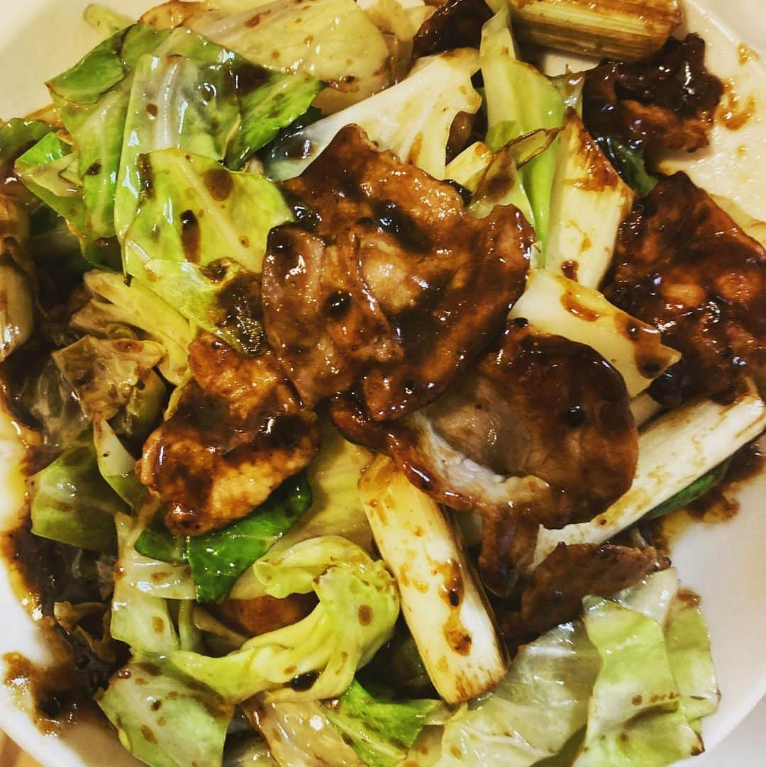 こーすけさんのインスタグラム写真 - (こーすけInstagram)「回鍋肉！ キャベツの食感！ ネギの食感！ ピーマン入れるの忘れた！  最高！  野菜と肉一緒に炒めるんじゃなくて最後にタレと一緒に絡めるのが野菜のシャキシャキさ落ちなくていいです。」6月30日 13時50分 - kosuke_saiore