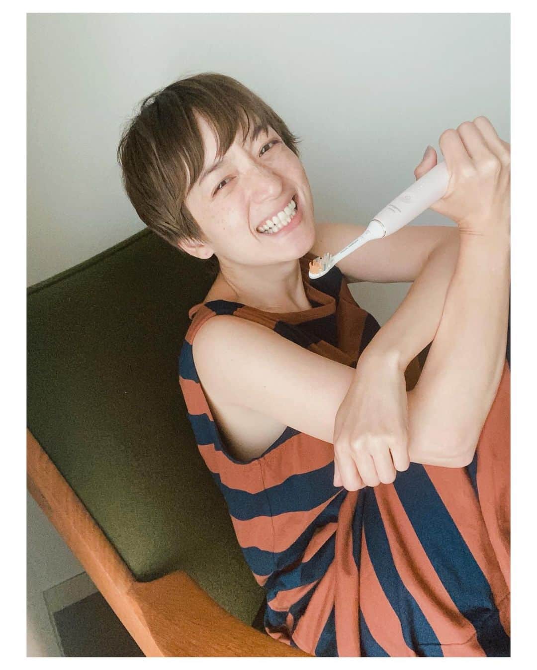 高山都さんのインスタグラム写真 - (高山都Instagram)「6月4日に発売した新商品ソニッケアー 9900プレステージを使ってみました。  第一印象の清潔感は、口元にもちゃんと表れるから、オーラルケアは大切にしています。いままで、普通の歯ブラシ使ってたんだけど、  大人になって初めての電動歯ブラシにちょっと感動しています🦷  オールインワンブラシヘッドだから、これ1本で歯垢除去や歯ぐきケア、ステイン除去が出来るそう。  細かな振動で歯をちゃんと磨けているのが分かる。  SenseIQ（センスIQ）テクノロジーという機能が、使う人によって、ブラシ圧を自動調節してくれるから、ほんとうに快適！  磨いた後のツルツル感も気持ちよくて、なんで今まで電動使わなかったんだろう。  コンパクトだから、場所も取らないし、いやぁー技術の進歩ってすごいですね。  @philips_japan  #ソニッケアー #電動歯ブラシ #オーラルケア #おこもり美容 #ソニッケアー9900プレステージ #フィリップス #PR」6月30日 14時36分 - miyare38