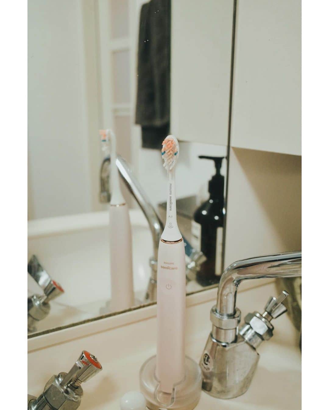 高山都さんのインスタグラム写真 - (高山都Instagram)「6月4日に発売した新商品ソニッケアー 9900プレステージを使ってみました。  第一印象の清潔感は、口元にもちゃんと表れるから、オーラルケアは大切にしています。いままで、普通の歯ブラシ使ってたんだけど、  大人になって初めての電動歯ブラシにちょっと感動しています🦷  オールインワンブラシヘッドだから、これ1本で歯垢除去や歯ぐきケア、ステイン除去が出来るそう。  細かな振動で歯をちゃんと磨けているのが分かる。  SenseIQ（センスIQ）テクノロジーという機能が、使う人によって、ブラシ圧を自動調節してくれるから、ほんとうに快適！  磨いた後のツルツル感も気持ちよくて、なんで今まで電動使わなかったんだろう。  コンパクトだから、場所も取らないし、いやぁー技術の進歩ってすごいですね。  @philips_japan  #ソニッケアー #電動歯ブラシ #オーラルケア #おこもり美容 #ソニッケアー9900プレステージ #フィリップス #PR」6月30日 14時36分 - miyare38