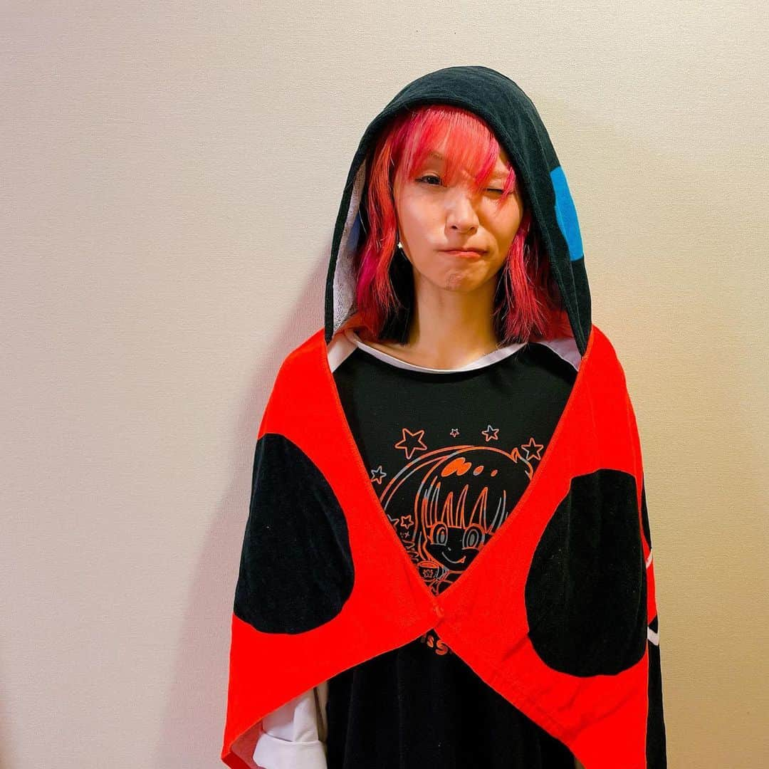 LiSAさんのインスタグラム写真 - (LiSAInstagram)「#LADYBUGツアー　グッズが通販販売開始しました🐞❤️‍🔥 会場は混雑防止で予約制なので「ROCKET-EXRESS」にてデジタル整理券を事前にお申し込みください。　 https://www.rocket-exp.com/s/R/page/LiSA_digital?ima=0431  可愛いくて実用的で10才〜🥺  🐞 LADYBAG～LADYBUG Ver.～🐞 大事な荷物だけ入れておけるてんとう虫柄バック🐞飲み物もお財布も携帯もミニタオルも結構入る☻そして軽いのでずっと持っていられる☻ 🐞BiGステン(10)カー（ステッカー）全17種🐞 左が12.9インチ、右が11インチのiPadにのせたやつ☻ クリアの大きなステッカーで型取りしてくり抜いてあるのでタイトルと別につけられます☻ 🐞テントウ(10)むしバスタオル～LADYBUG Ver.～🐞 みんなで、太陽へ羽を広げたてんとう虫できるね☻ 🐞リボンブレスセットゥ(10)～LADYBUG Ver.～🐞 チェックとドットのセットのリボンブレス☻ #LiSA10th のコイン付き🪙チェック柄とドット柄めちゃかわゆ🥺❤️‍🔥❤️ 🐞 10thランダムセットゥ(10)　※アクリルキーホルダー全18種🐞 いわゆる、ガチャ🥰❤️❤️‍🔥全部繋げられます😝  ■先行出荷アイテム→7/1(木)出荷 ■その他グッズ→7/12(月)出荷 rocket-exp.com/lisa/ 会場販売は」6月30日 14時50分 - xlisa_olivex